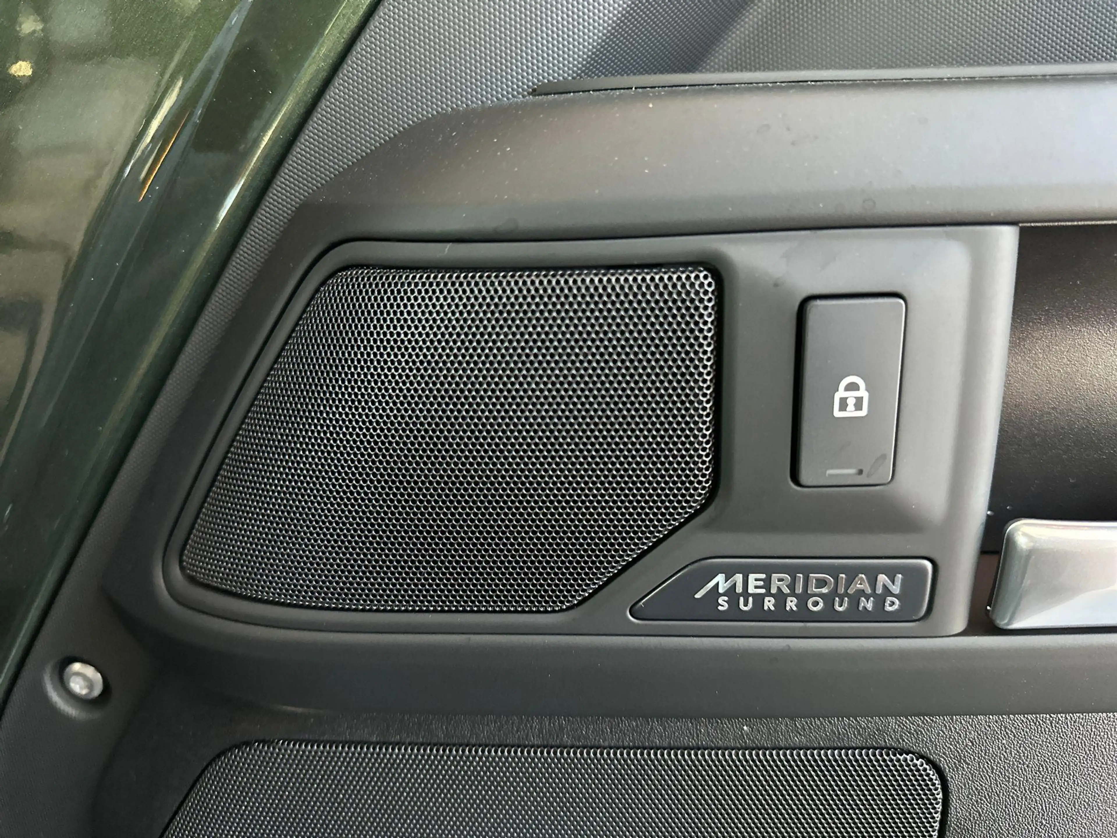 Land Rover Defender 110 P300e 110 X-DYNAMIC HSE -TREKHAAK|TREE PLANKEN — photo 13