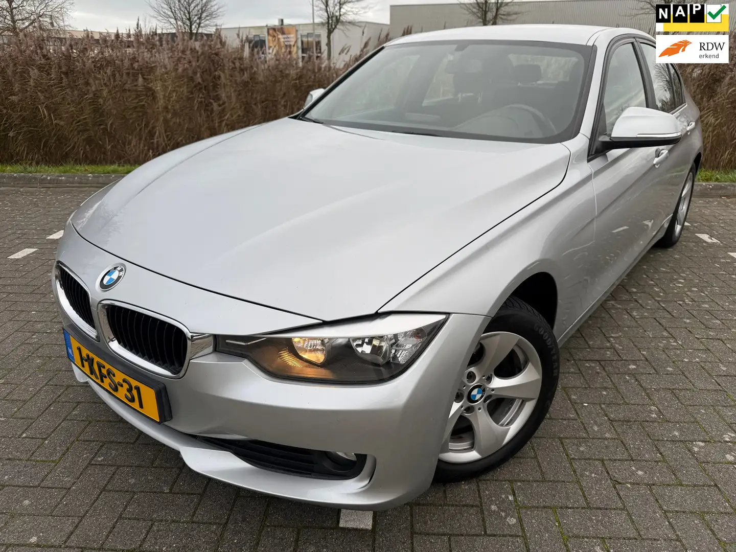BMW 320 3-serie 320i Edition Business*NEW APK*CRUISE*NAVI* Grijs - 1
