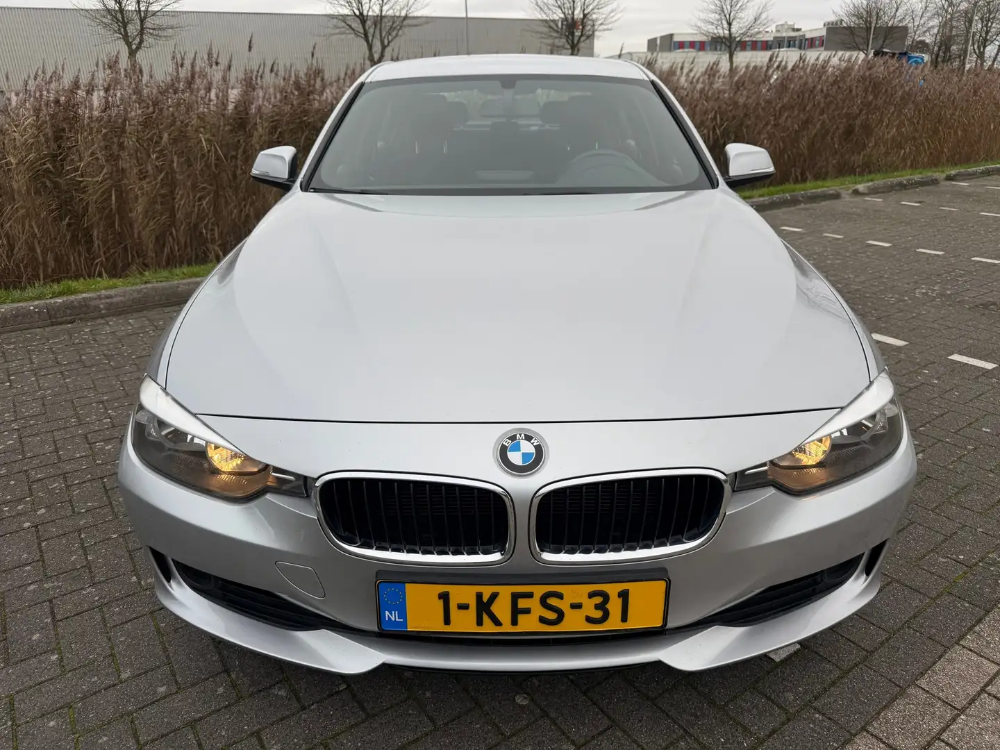 BMW 320 3-serie 320i Edition Business*NEW APK*CRUISE*NAVI* Grijs - 2