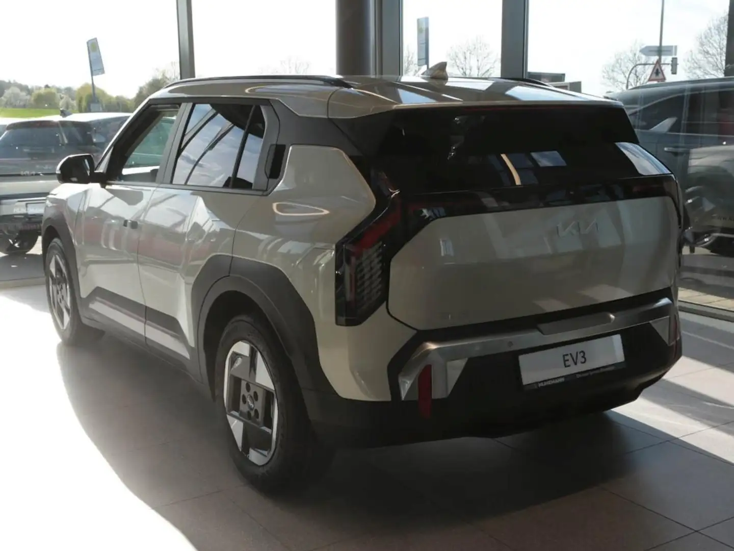 Kia EV3 58,3 kWh Earth Navi Totwinkel DriveWise 360° Stříbrná - 2