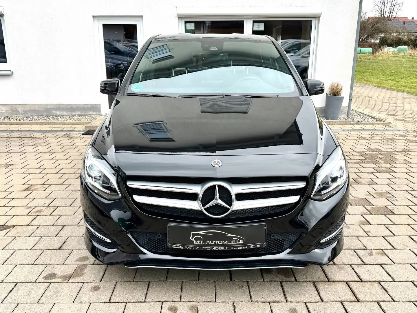 Mercedes-Benz B 180 *URBAN*LED*NAVI*TEMPO*KLIMAAUTO*SHZ* Black - 2
