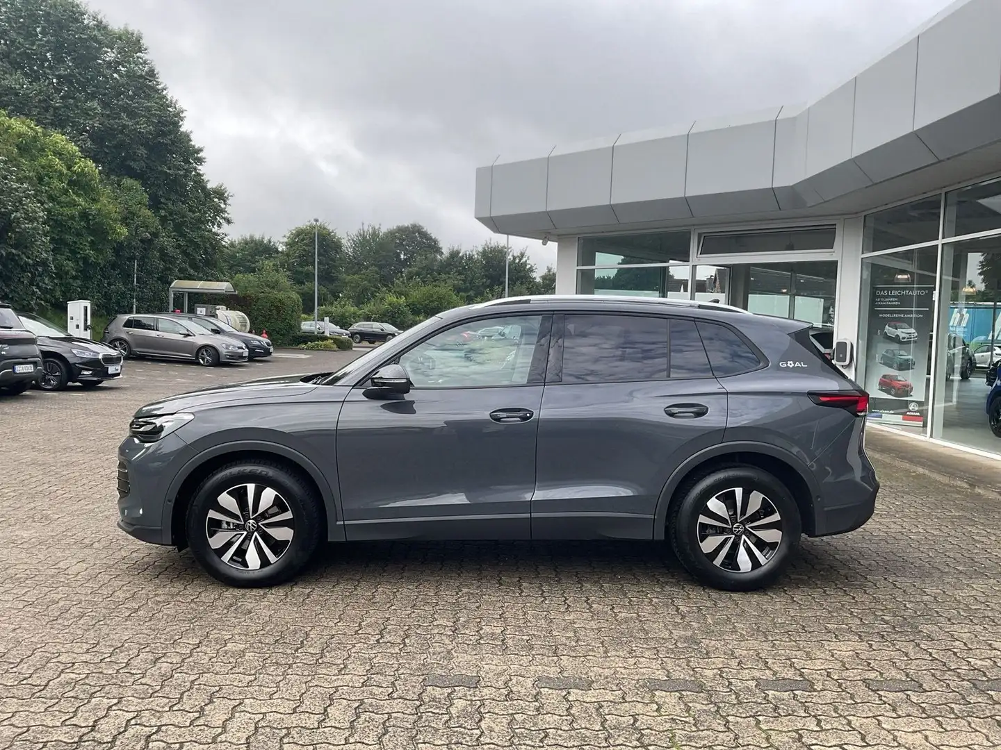 Volkswagen Tiguan Goal 1.5 eTSI DSG AHK RFK Navi Sitzhzg Grau - 2