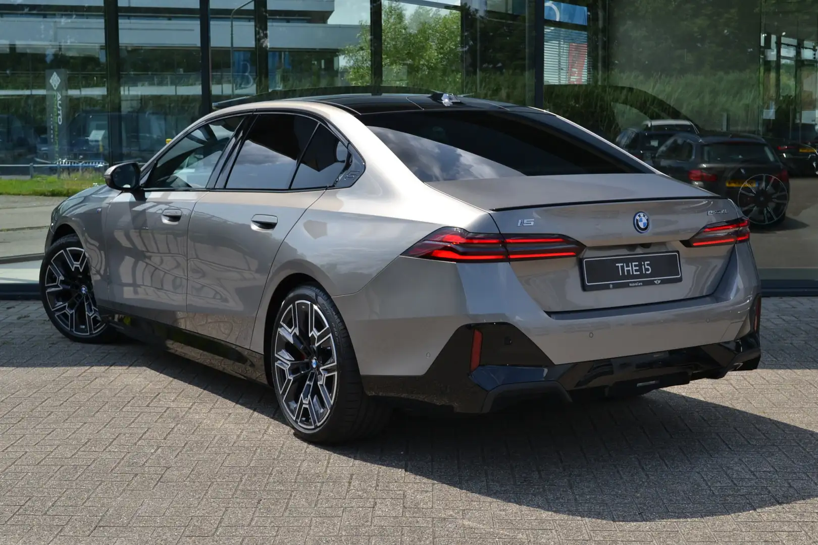 BMW i5 eDrive40 High Executive M Sport / Panoramadak / Ad Grijs - 2