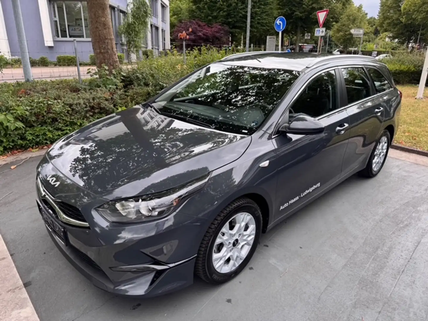 Kia Ceed / cee'd SW 1.5 T-GDI DCT7 OPF Vision sofort Verfügbar Grau - 1