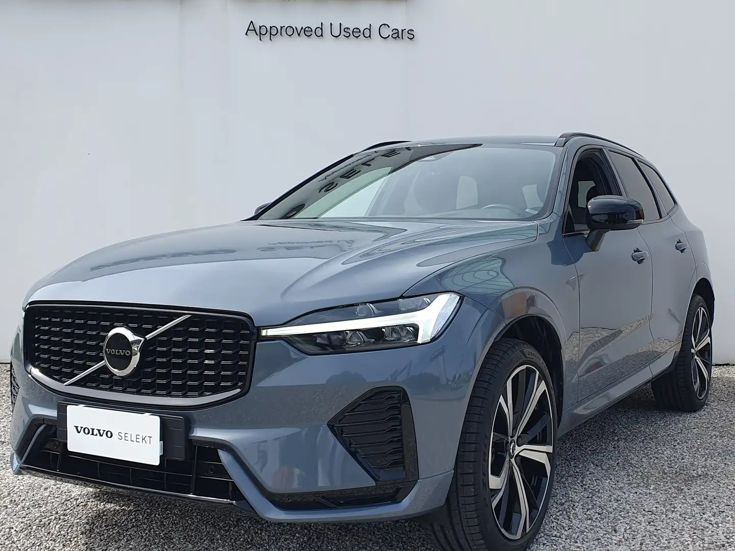Volvo XC60 XC60 2.0 b4 awd Plus dark auto Grijs - 1