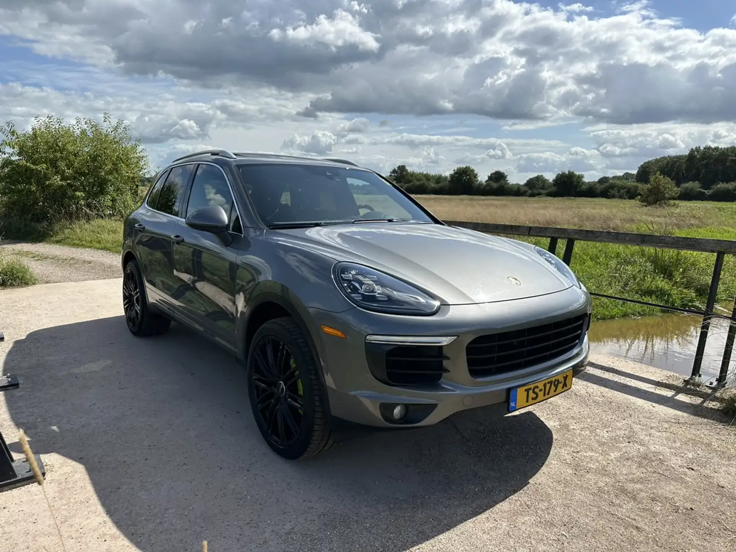 Porsche Cayenne 3.0 S E-Hybrid. Leer,Navi,LED,Panoramadak,21". Grijs - 1