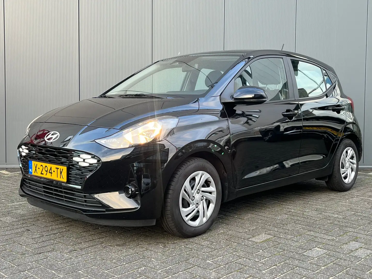 Hyundai i10 1.0 66pk Comfort Smart | LED | Airco | Carplay | C Schwarz - 1