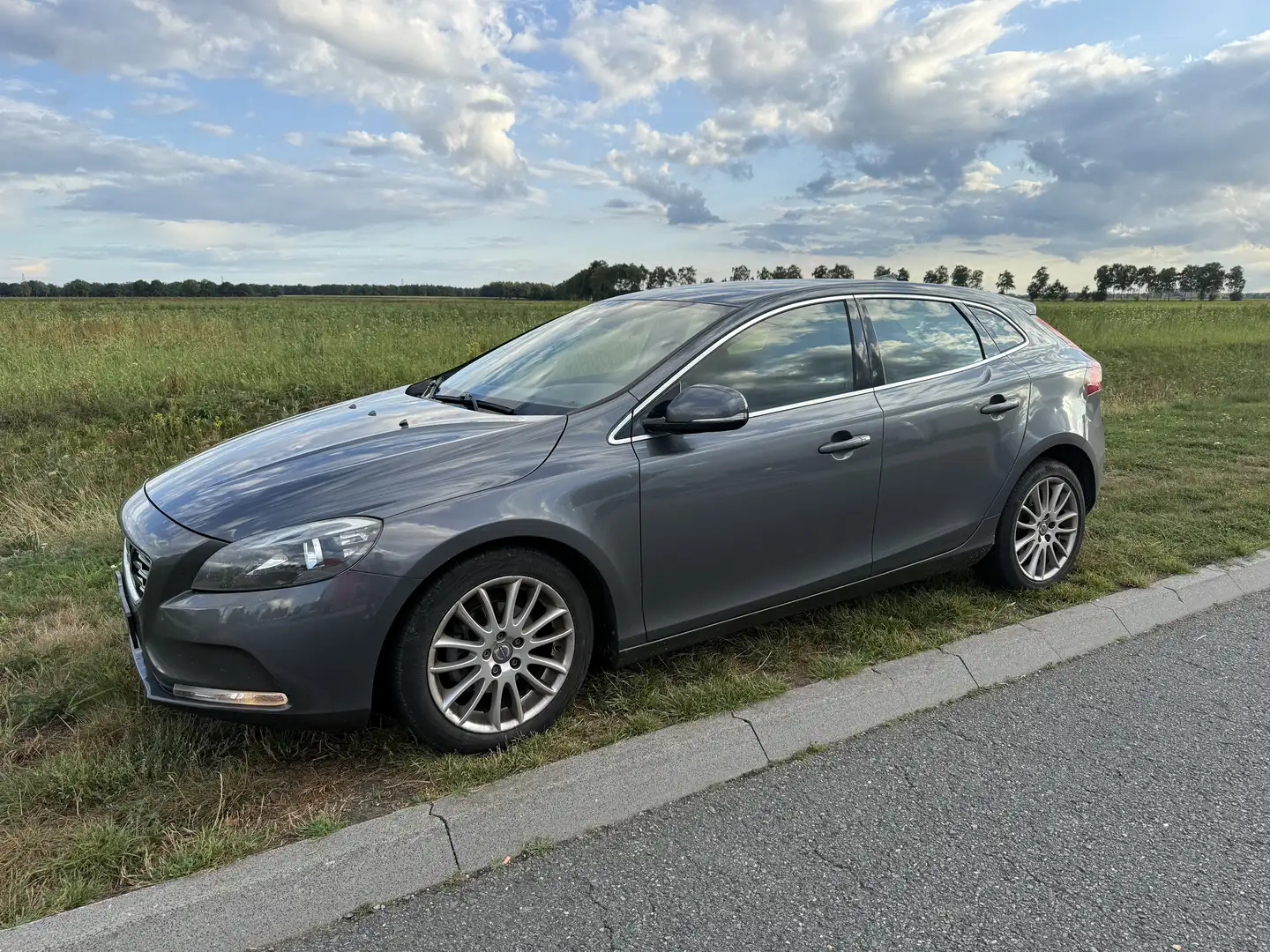 Volvo V40 D2 Momentum Grijs - 1