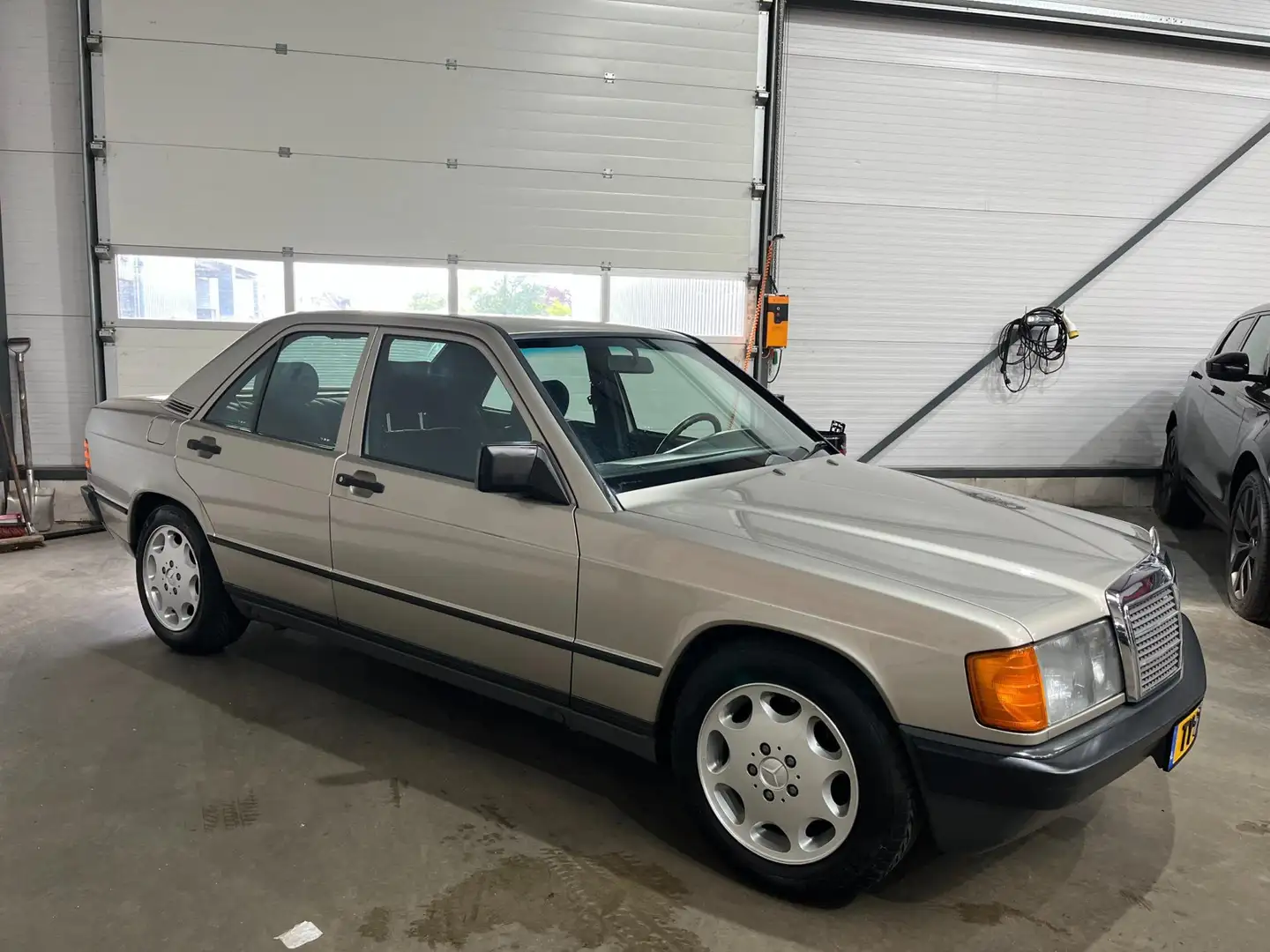 Mercedes-Benz 190 2.3 E origineel nederlands - nette staat Beige - 2