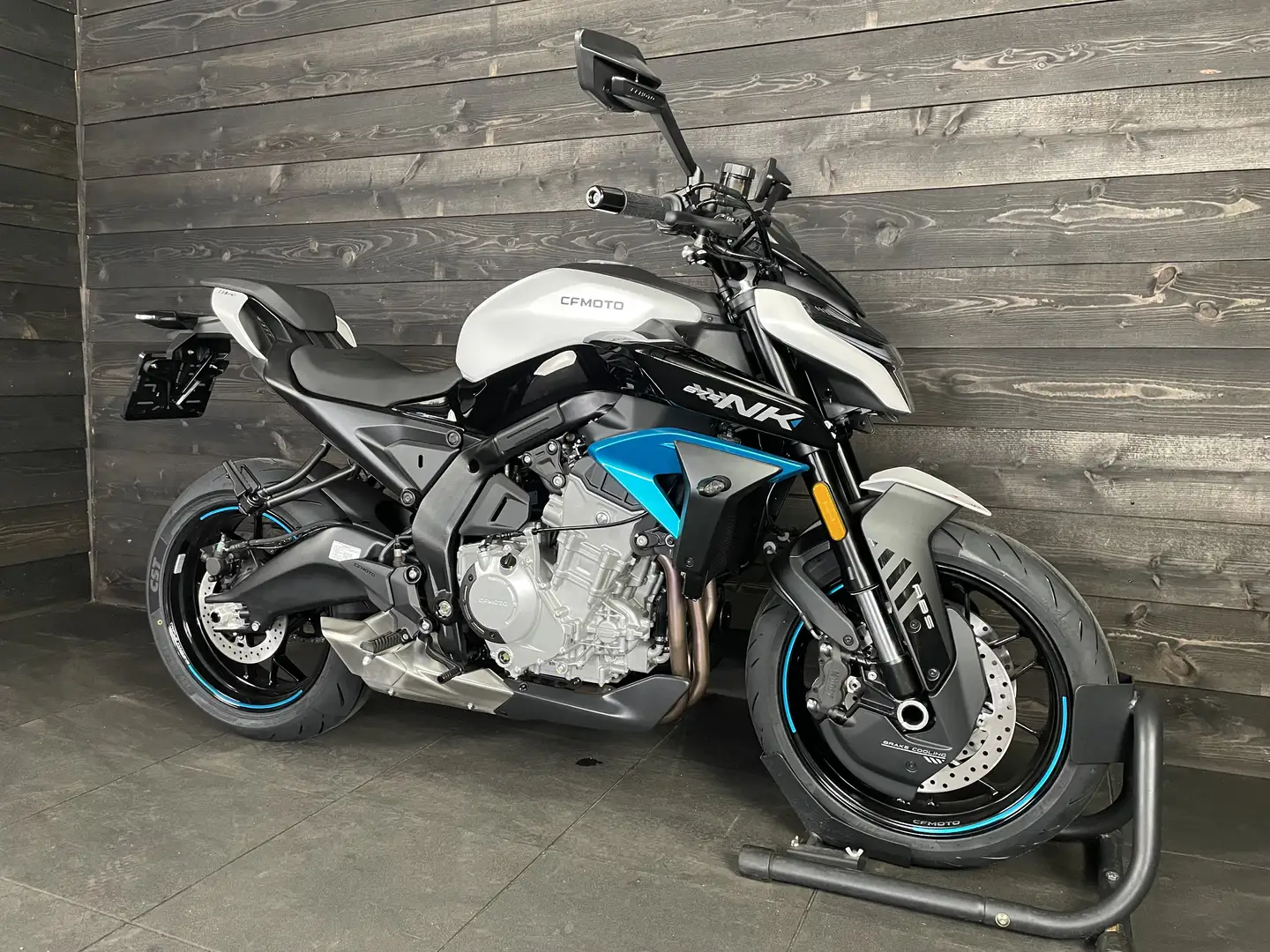 CFMOTO 675NK NEBULA WHITE DEMO Wit - 2