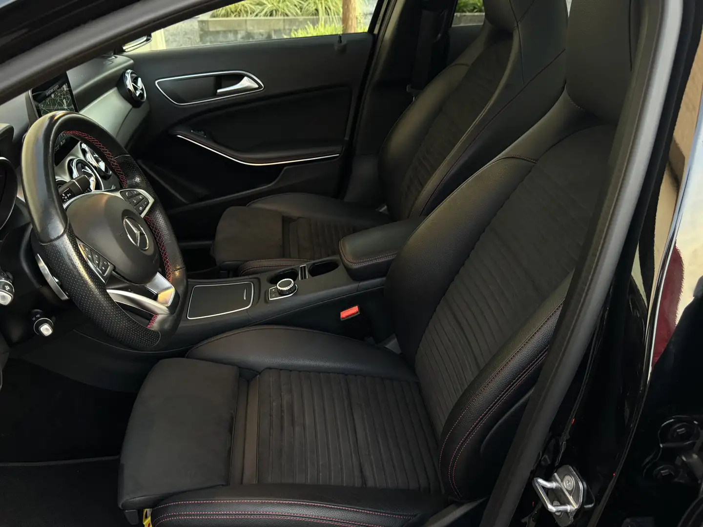 Mercedes-Benz GLA 180 AMG Aut Panoramadak Nightpakket SportLeder Navi Le Zwart - 2