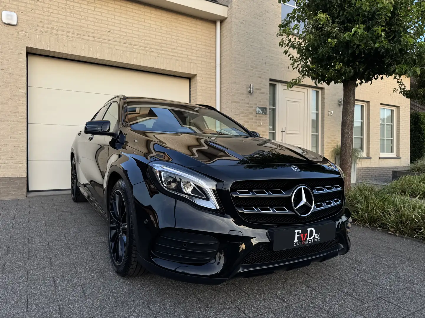 Mercedes-Benz GLA 180 AMG Aut Panoramadak Nightpakket SportLeder Navi Le Zwart - 1