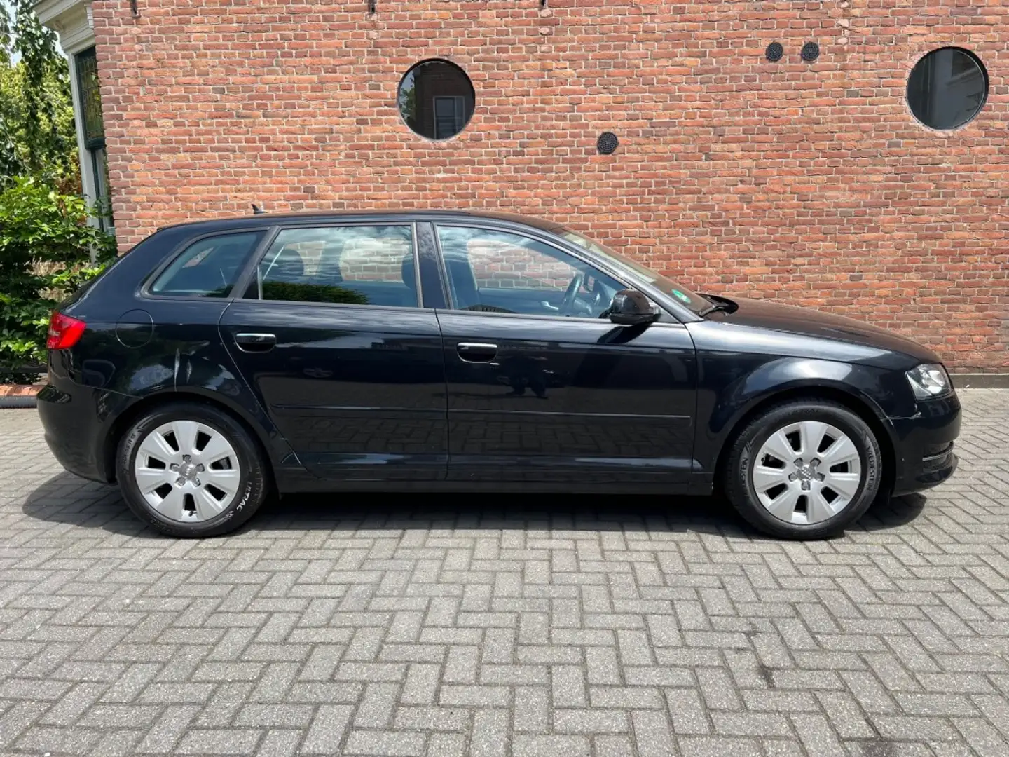 Audi A3 1.6 TDI ATTR. ADV. Nero - 2