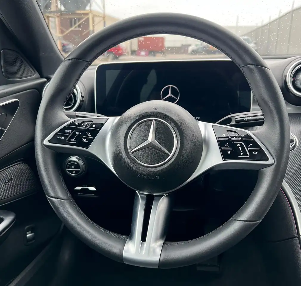 Mercedes-Benz C-Class снимка Mercedes-Benz C-Class