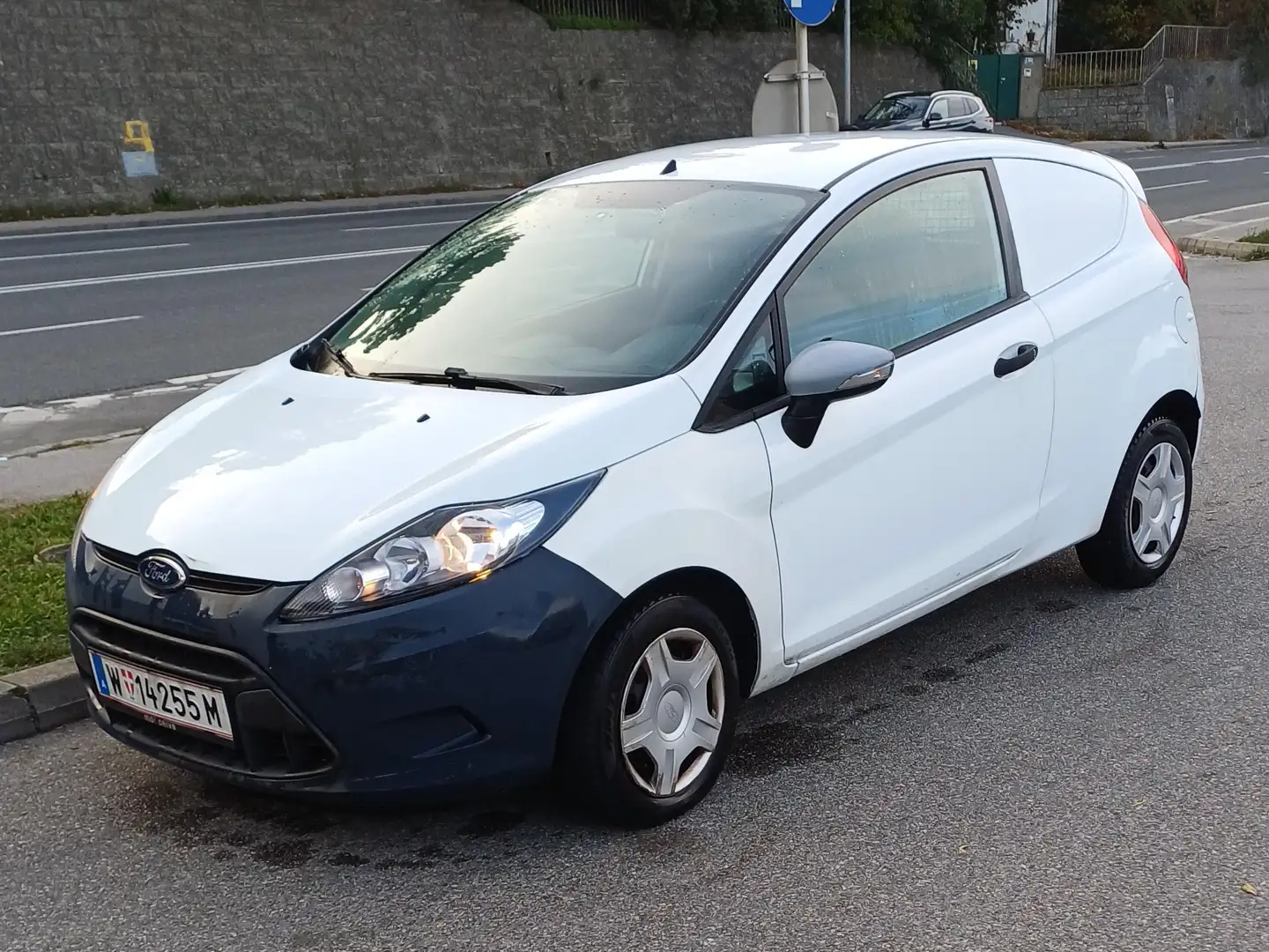 Ford Fiesta Van Basis 1,4 D Weiß - 1