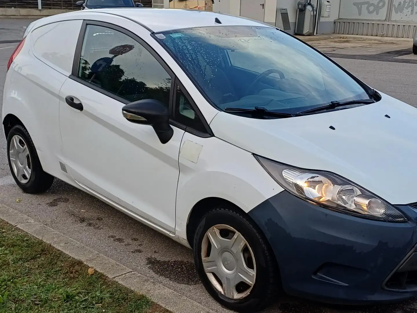 Ford Fiesta Van Basis 1,4 D Weiß - 2