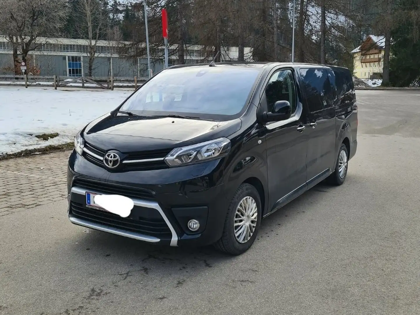 Toyota Proace Verso 2,0 D-4D 145 Lang Family+ crna - 2