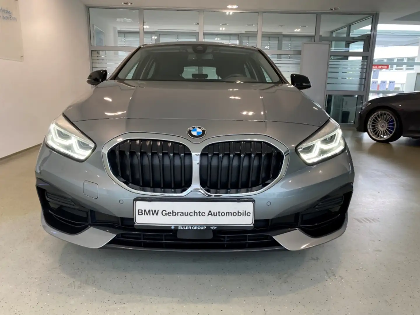 BMW 118 iA SportLine Panorama Travel+Comf.Pak. 17'' ParkAs Grau - 2