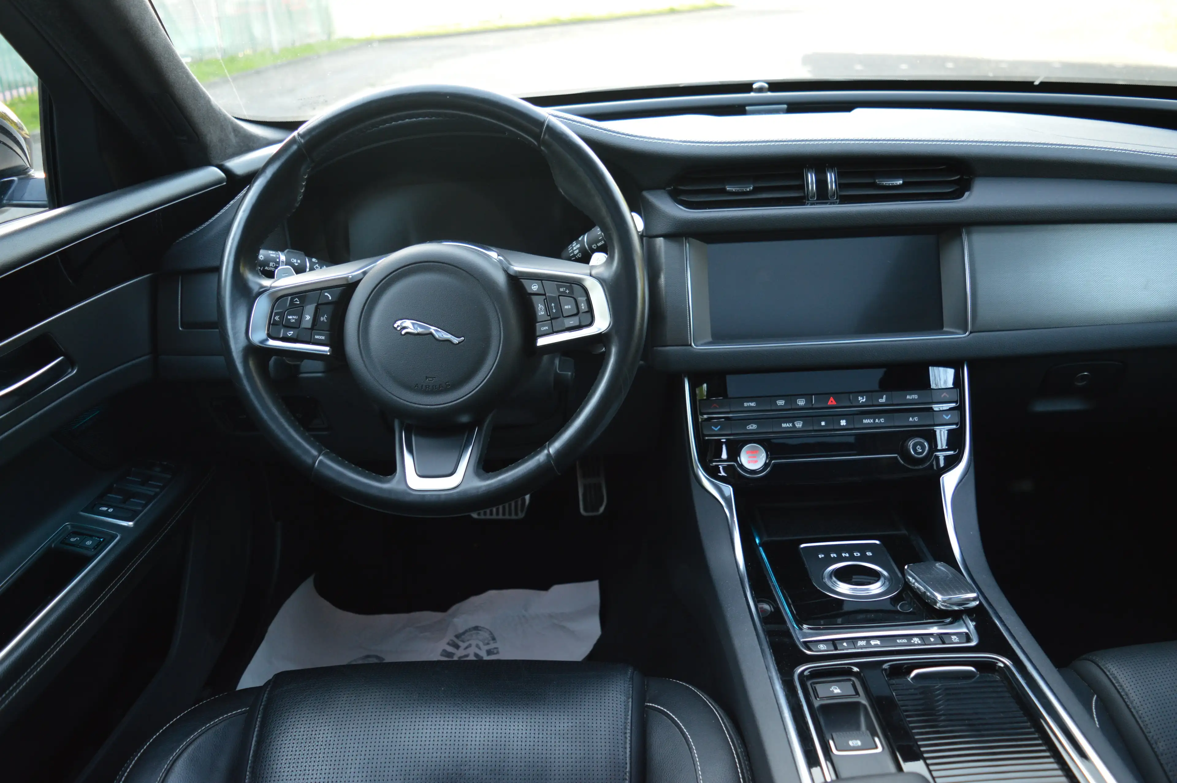 Jaguar XF Chequered Flag AWD*Panoramadach*Leder*Navi* — photo 9