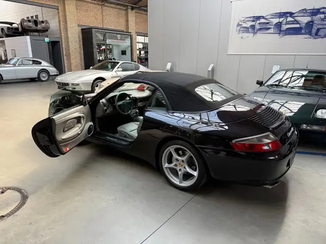 Porsche 911 view 4
