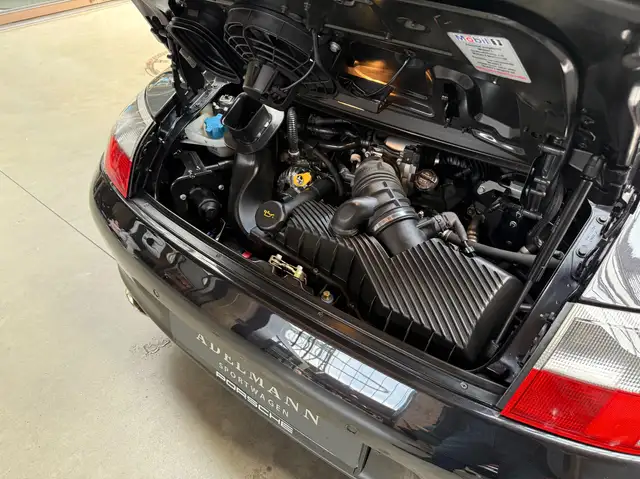 Porsche 911 view 8