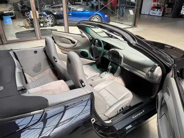 Porsche 911 view 11