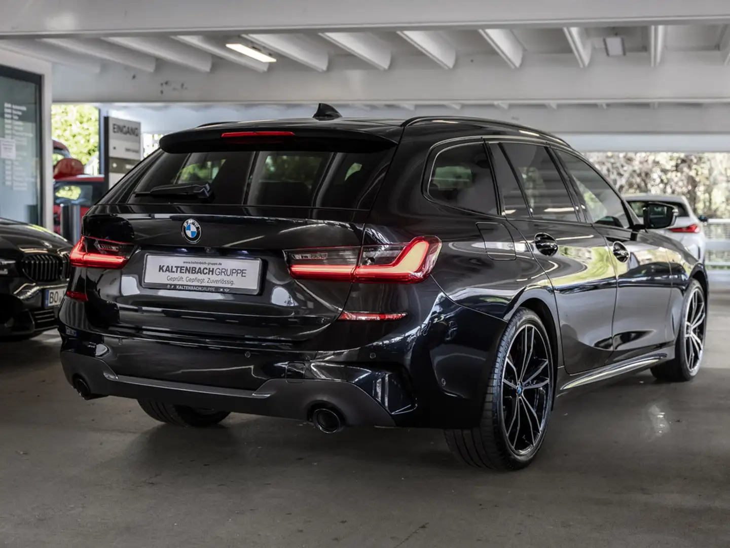 BMW 330 d Touring xDrive M-Sport PANO LASER LED Zwart - 2