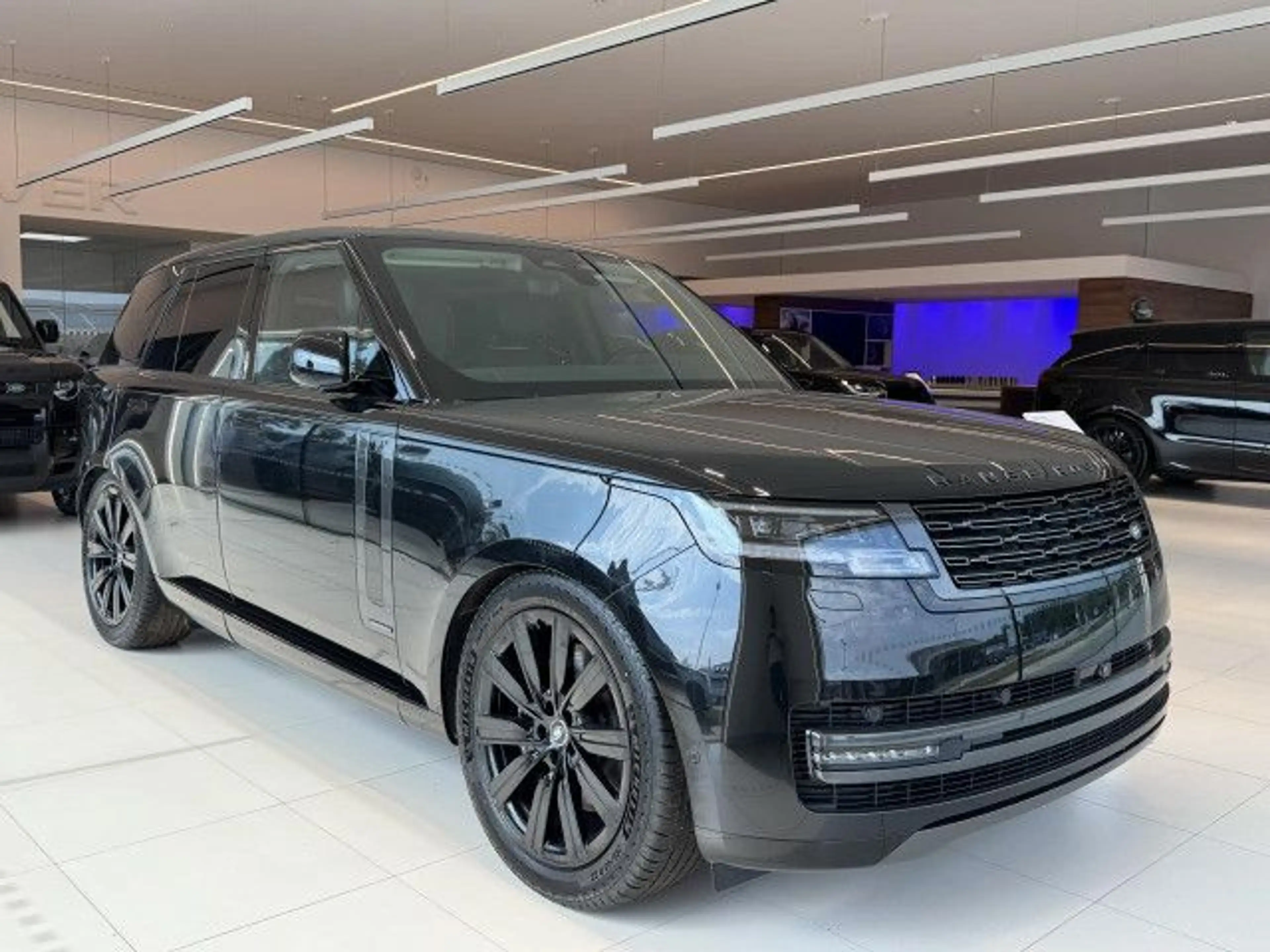 Land Rover Range Rover P550e Hybrid Autobio Kühlbox AHK 22"