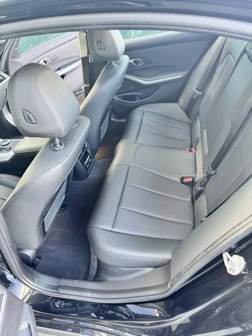 BMW 330 High Executive Zwart - 1