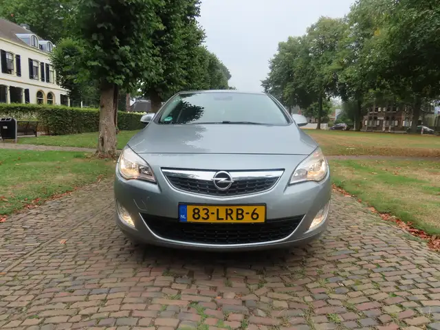 Opel Astra view 5