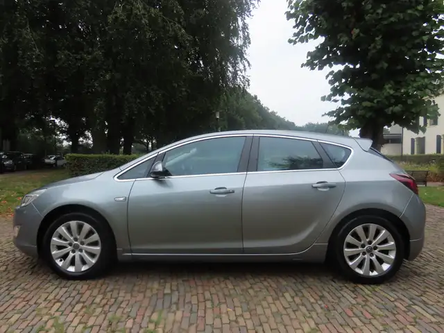 Opel Astra view 3