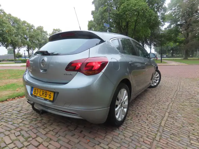 Opel Astra view 2
