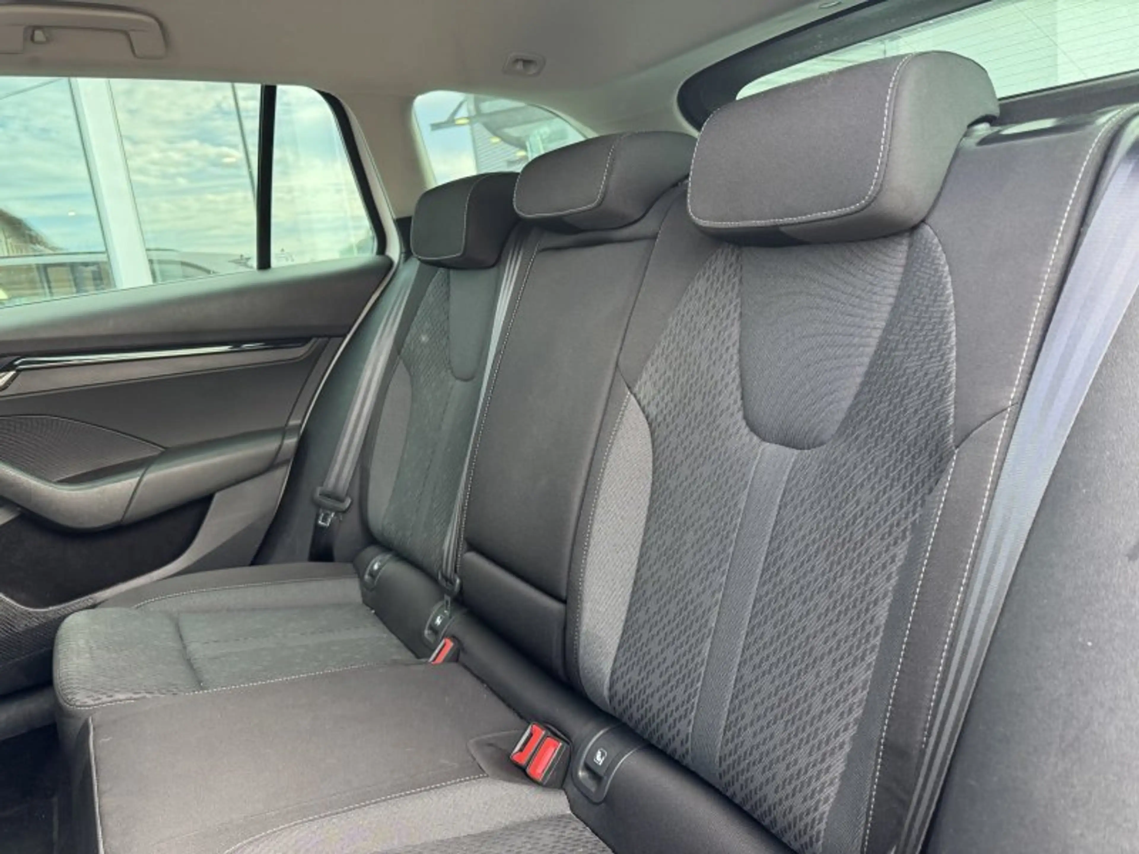 Skoda Octavia Combi 2.0 TDI Clever Kamera LED Tempomat Sitzheizu — photo 11