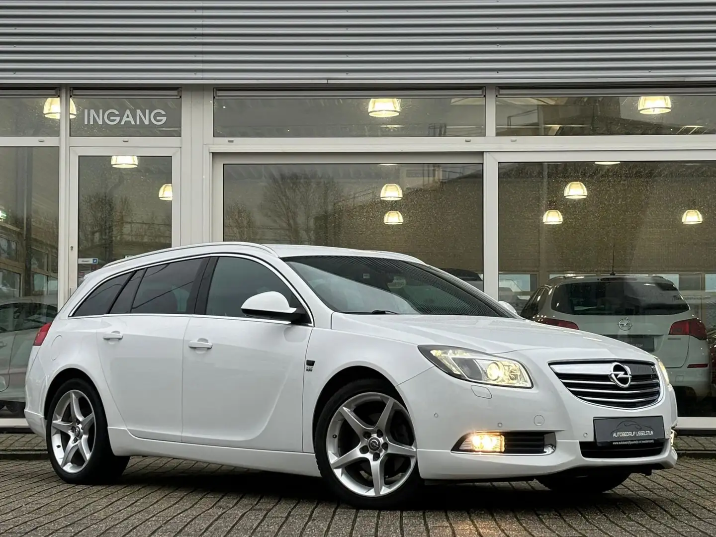 Opel Insignia Sports Tourer 2.0 T 220 PK / OPC Line / Autom. / N White - 2