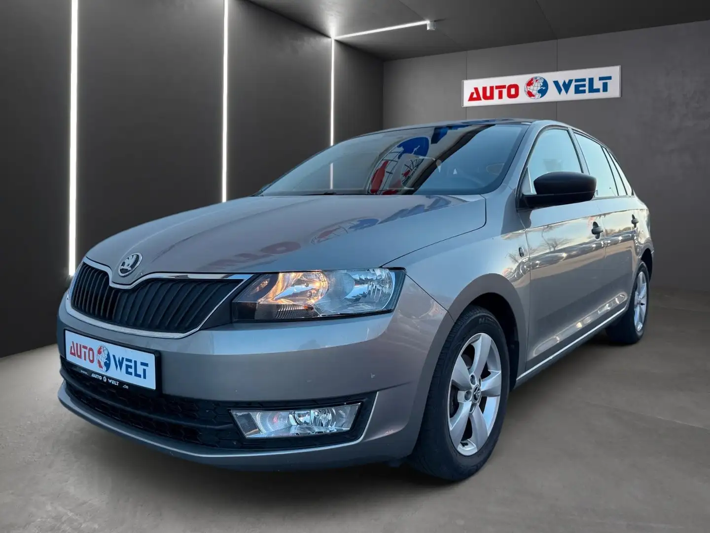 Skoda Rapid/Spaceback Spaceback Cool Edition AHK Beige - 1