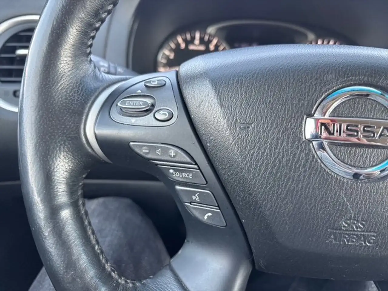 Nissan Pathfinder снимка Nissan Pathfinder