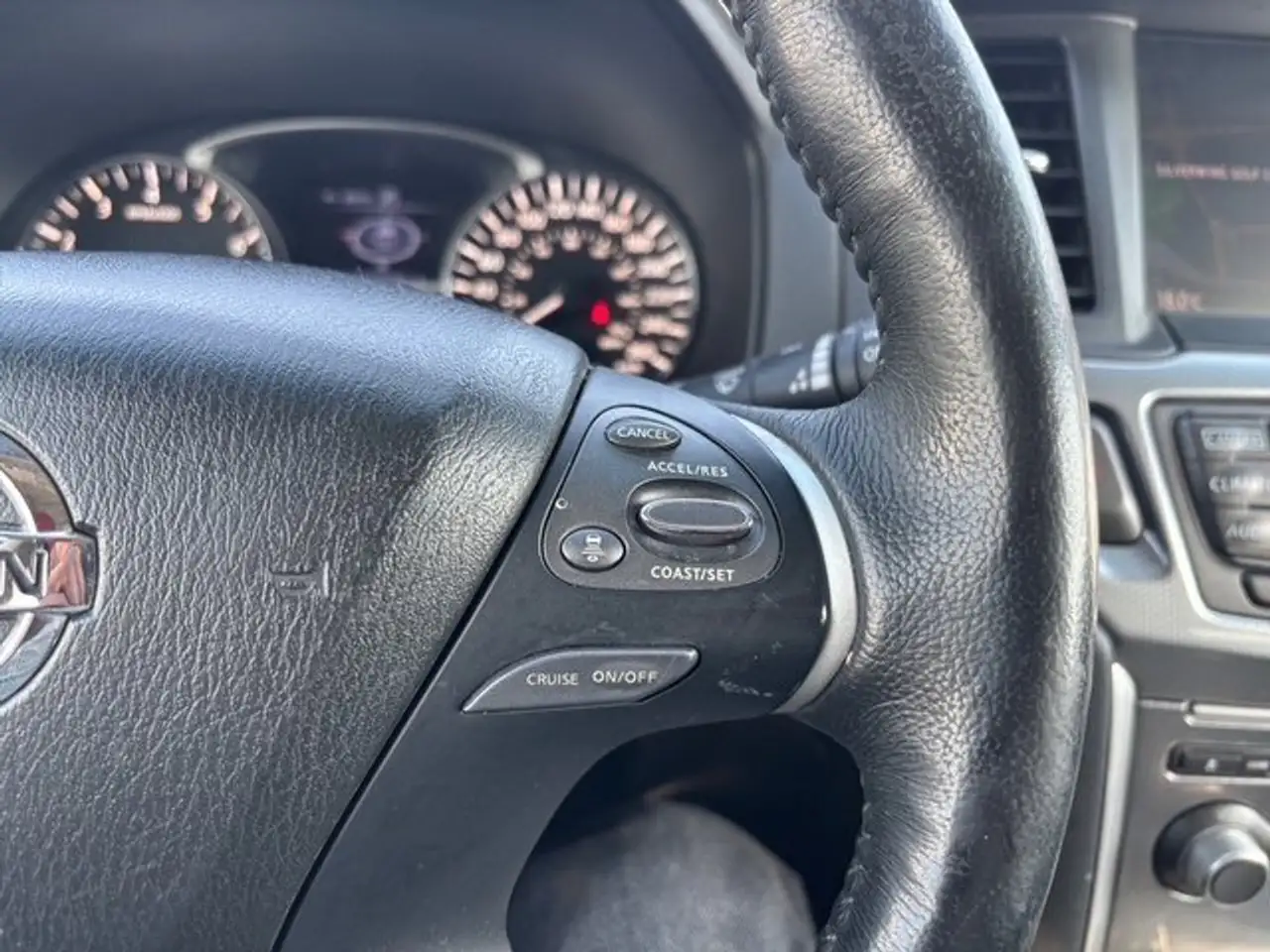 Nissan Pathfinder снимка Nissan Pathfinder
