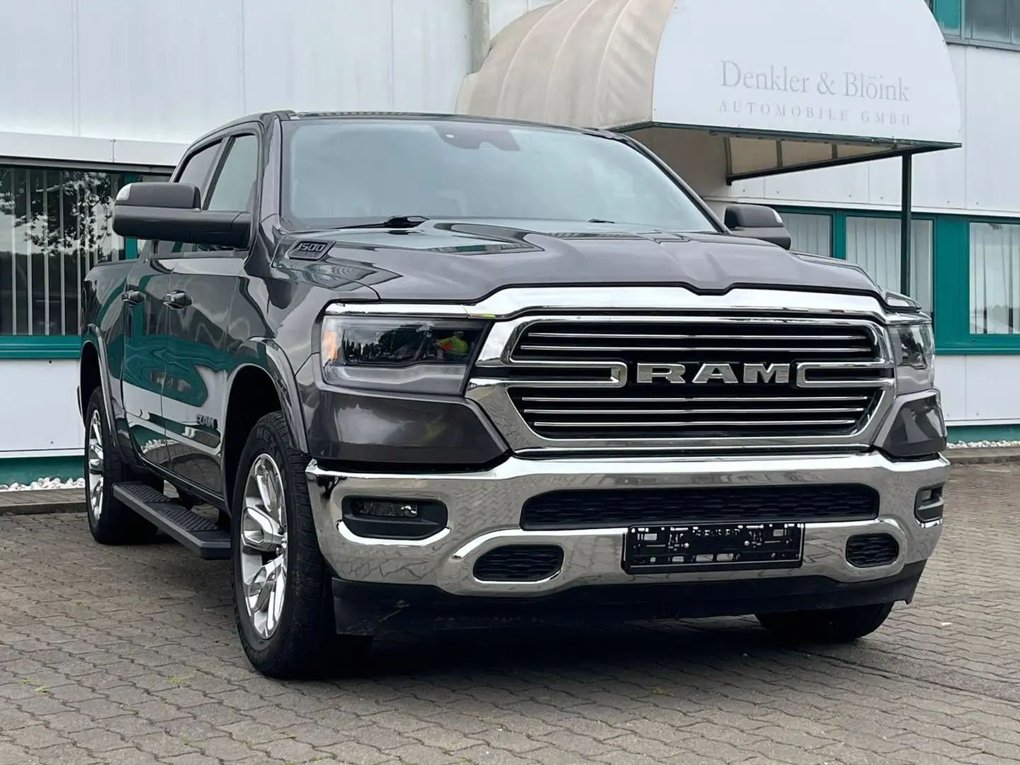 Dodge RAM 1500 5.7l V8 4x4 Laramie Crew Cab, LED, Memory Grau - 1