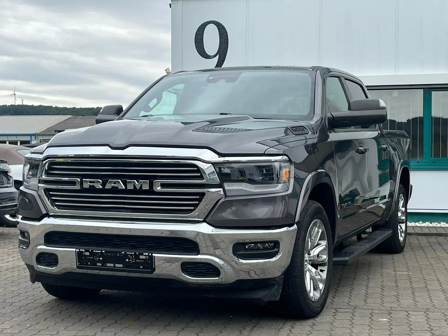 Dodge RAM 1500 5.7l V8 4x4 Laramie Crew Cab, LED, Memory Grau - 2