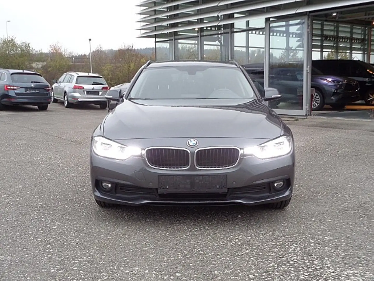 BMW 318 d Touring Advantage *NAVI *AHK Grau - 2
