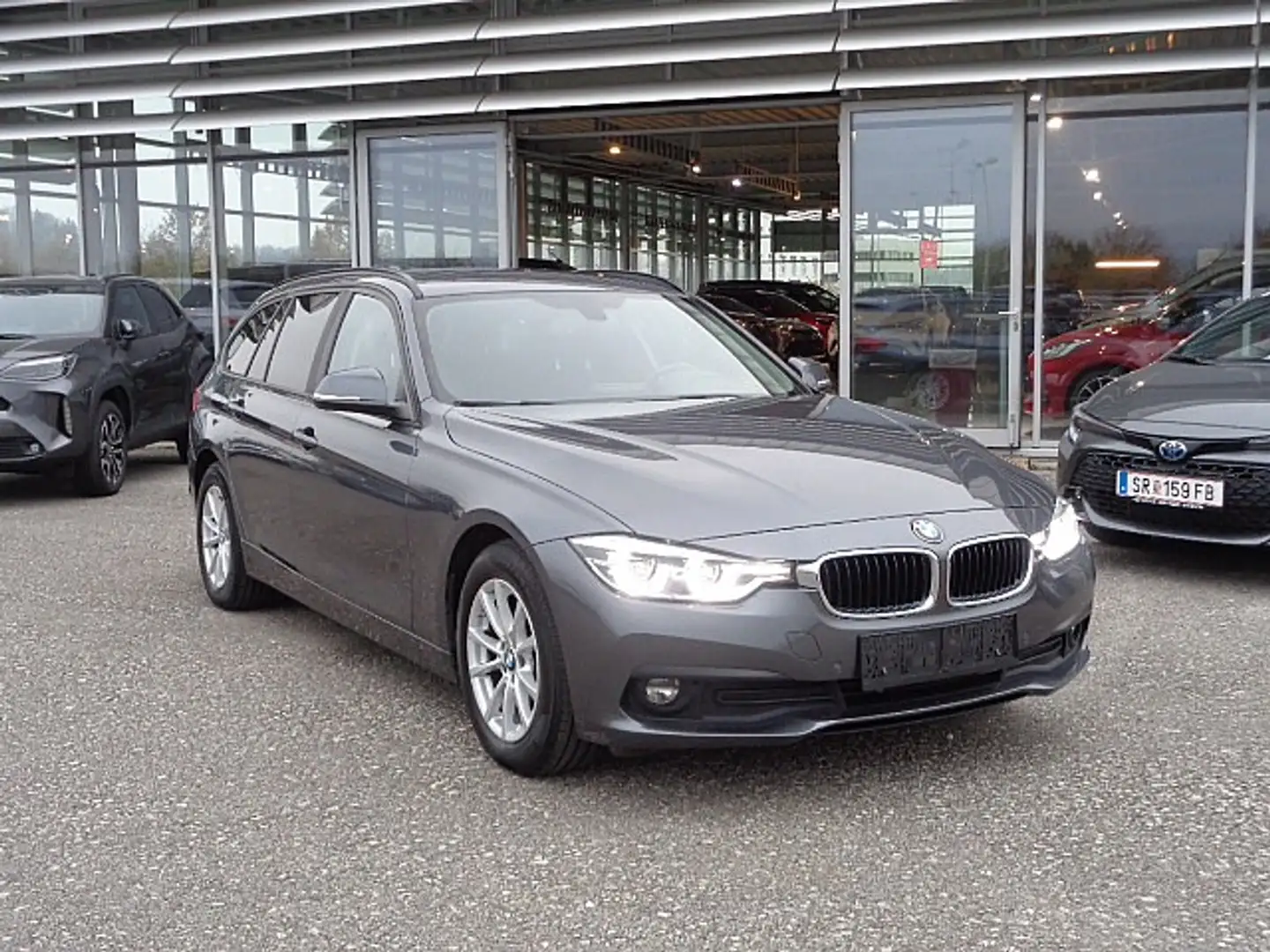 BMW 318 d Touring Advantage *NAVI *AHK Grau - 1