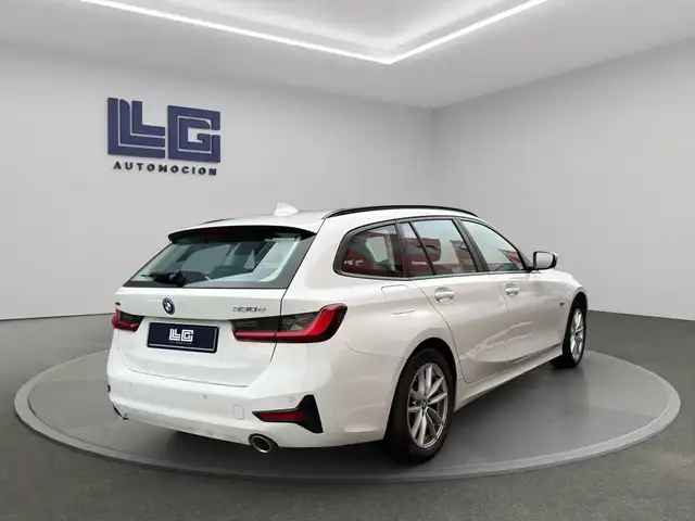 BMW 3 Series view 8