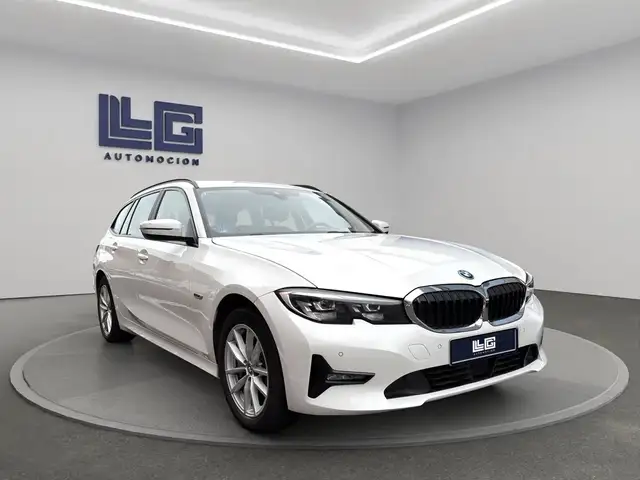 BMW 3 Series view 4