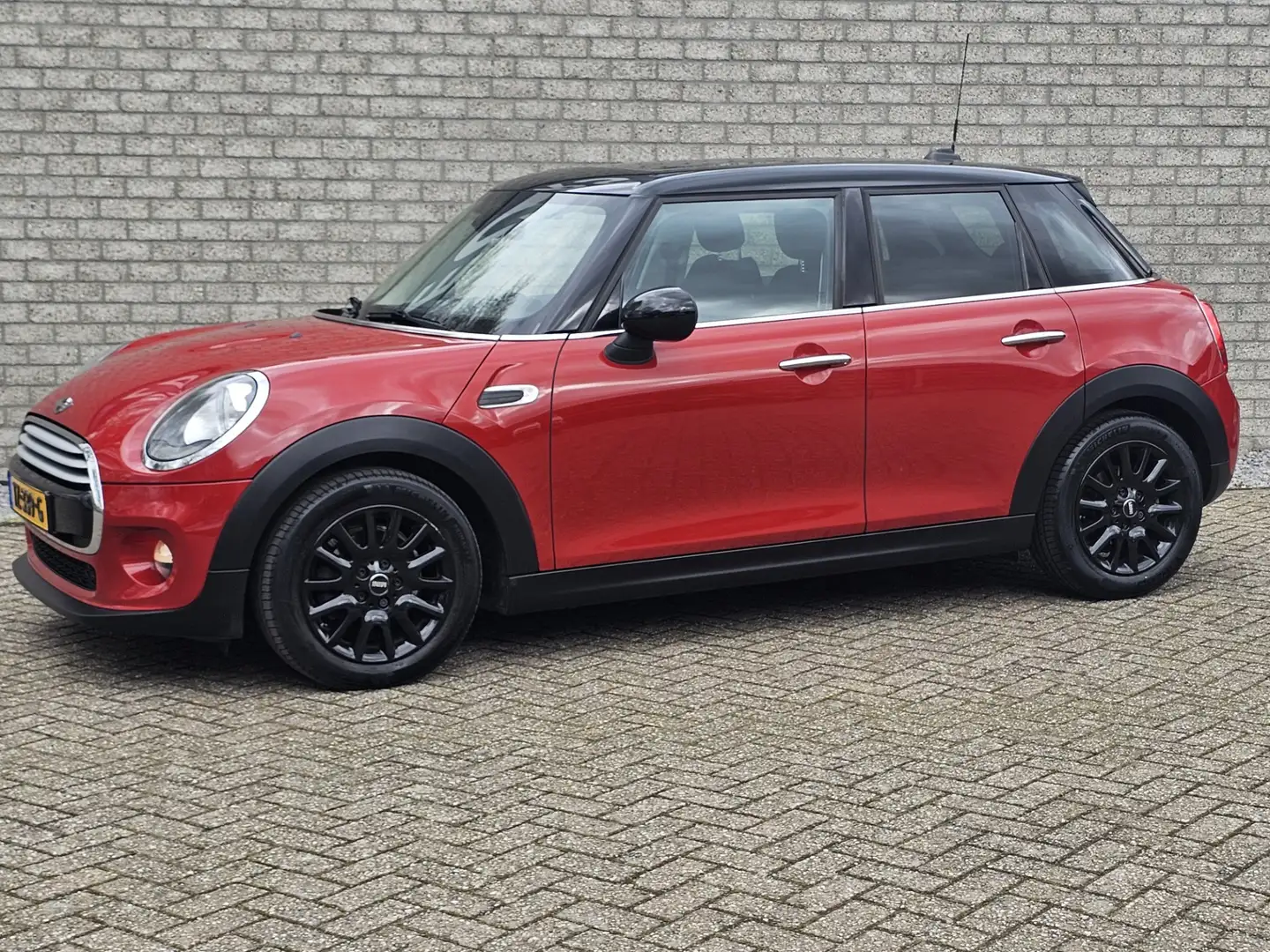 MINI Cooper Mini 1.5 Chili Serious Business/Pano/Navi/Leer Rood - 2