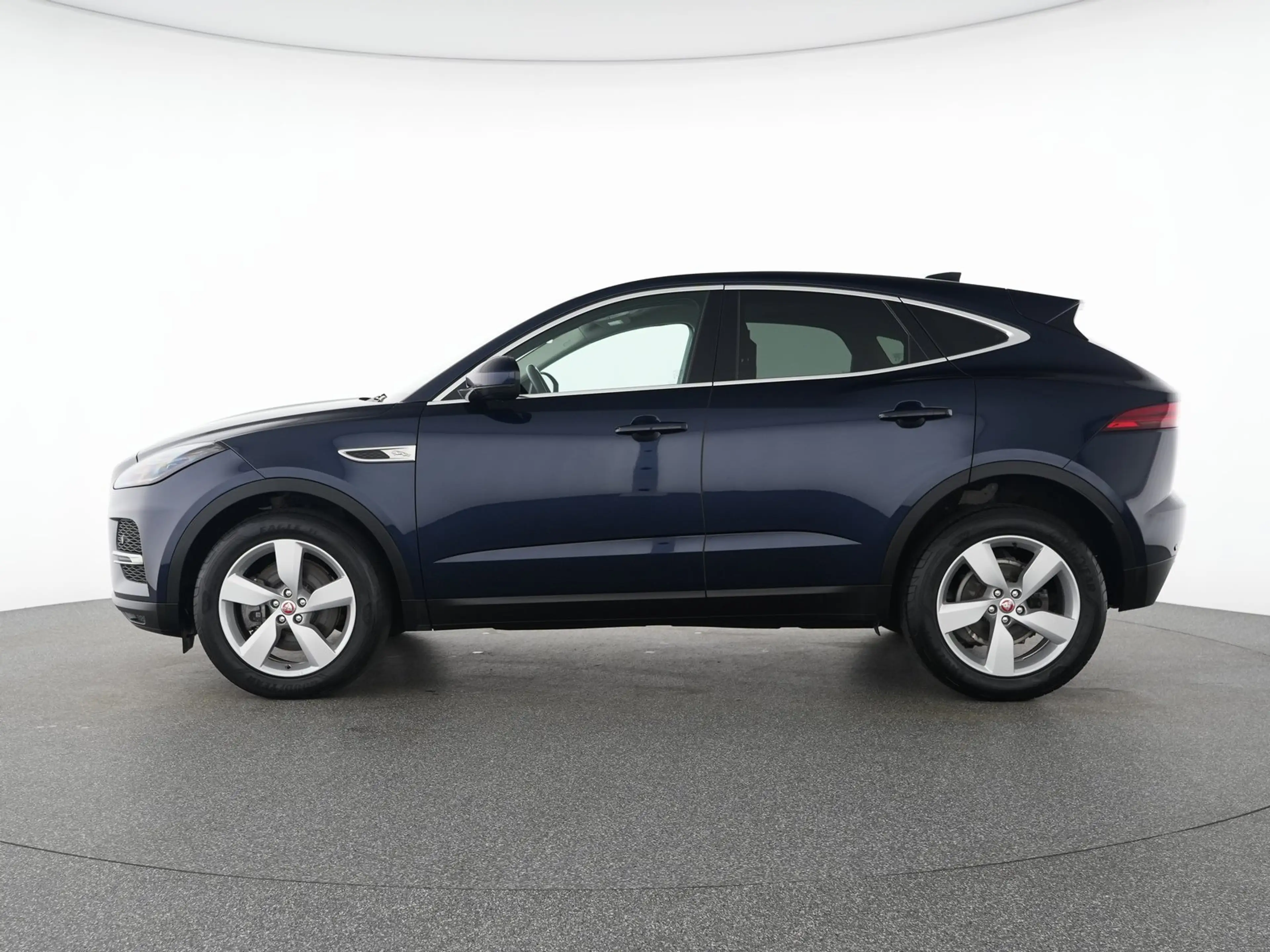 Jaguar E-Pace E-PACE D165 AWD SE — photo 11