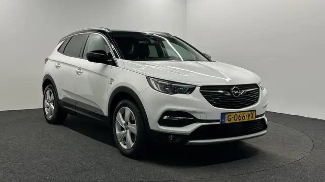Opel Grandland view 3