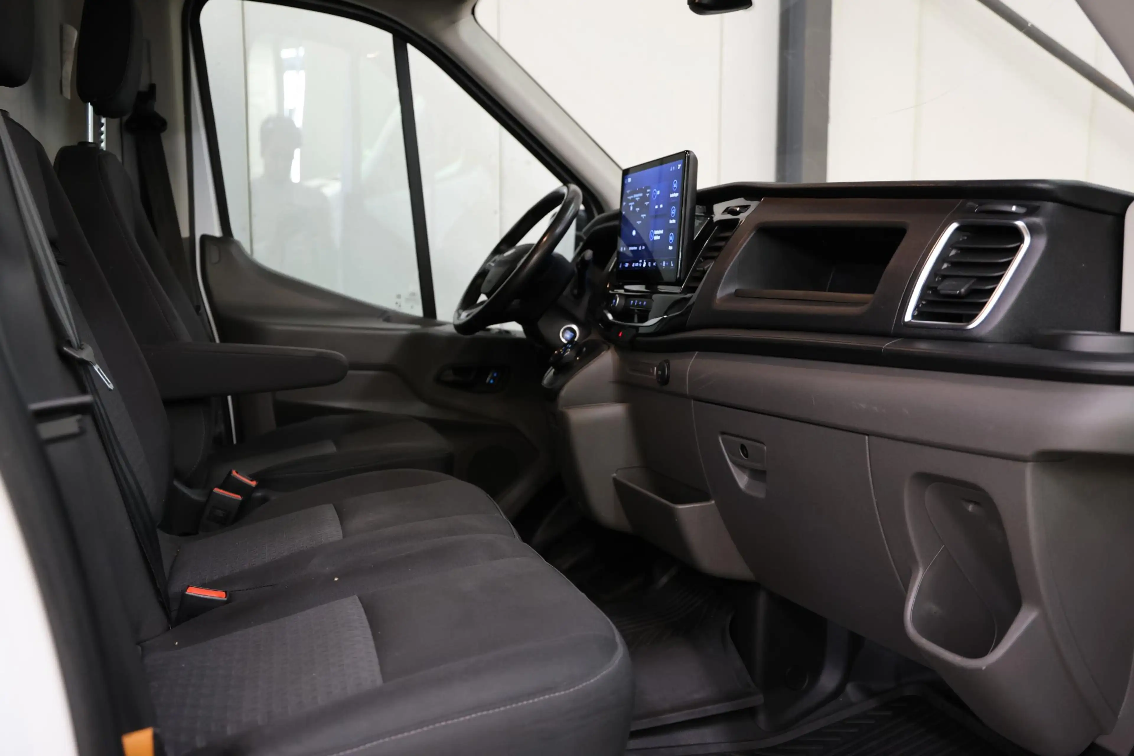 Ford E-Transit 350 L3H2 Trend — photo 9