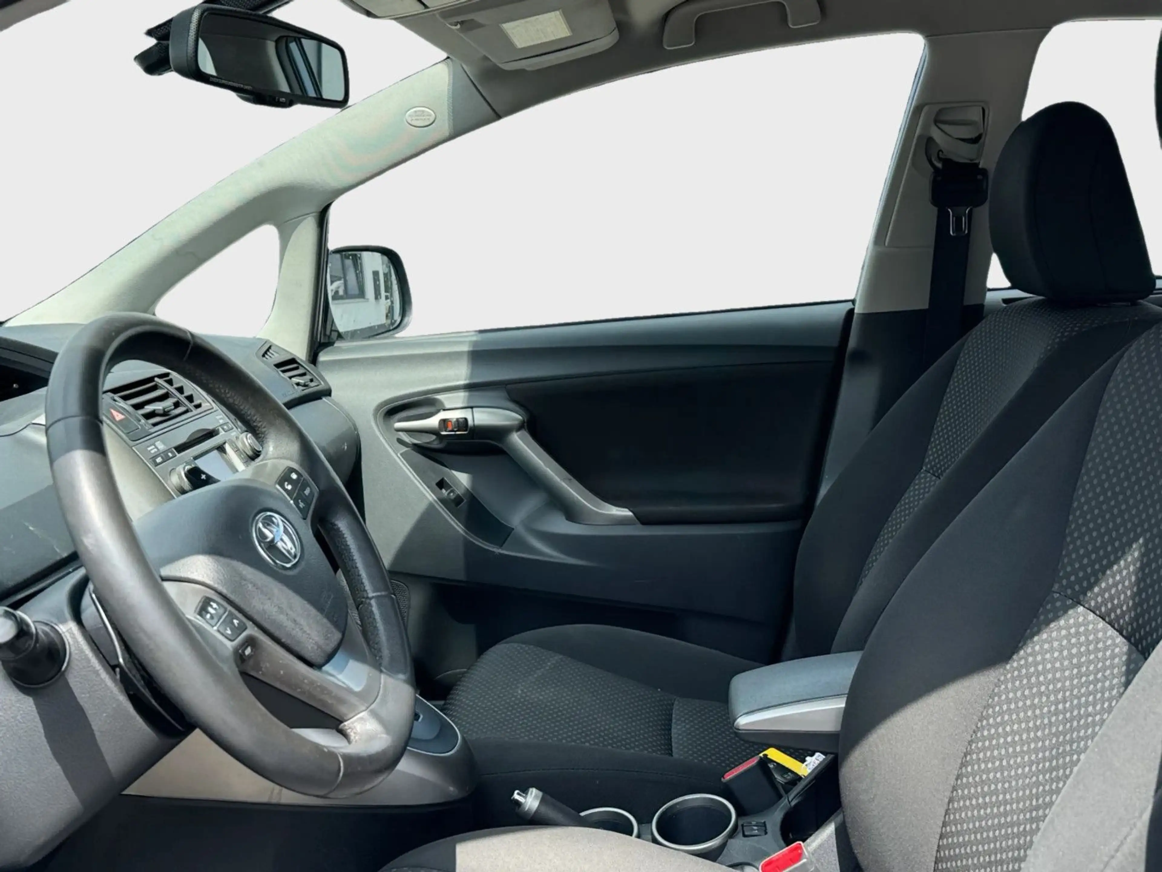 Toyota Verso Executive — photo 9