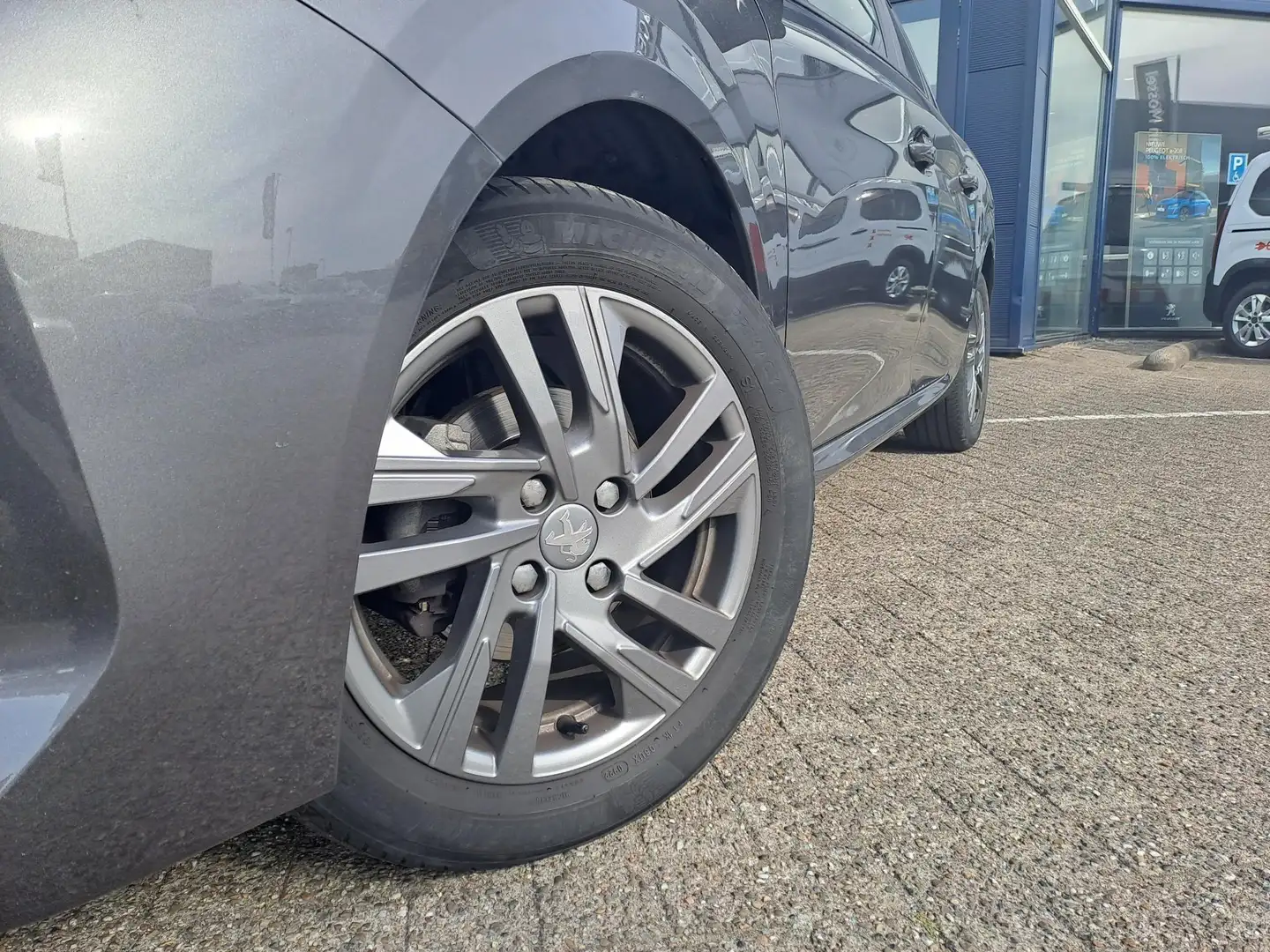 Peugeot 208 1.2 PureTech Active Pack Grijs - 2