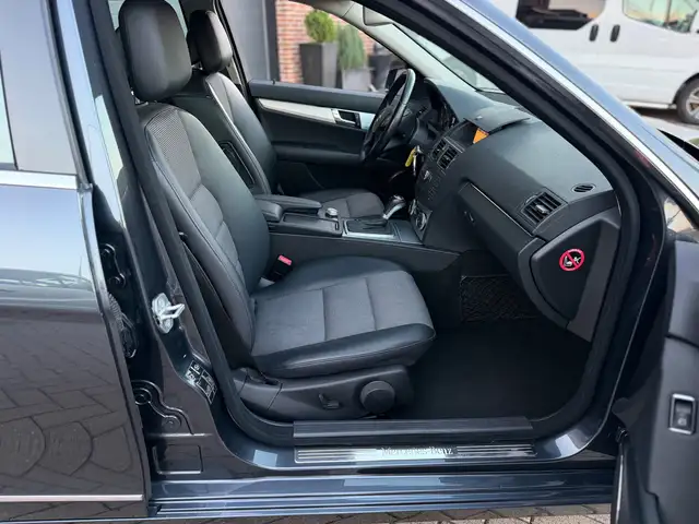 Mercedes-Benz C-Class view 28